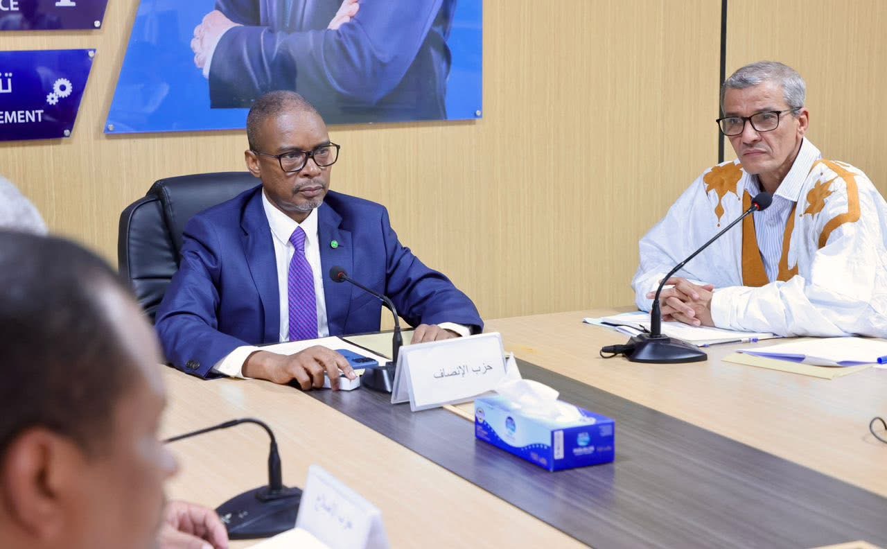 حزب الإنصاف يعفي مستشارا لدى رئيسه من مهامه.